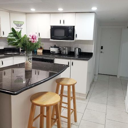 Tidy Private Rooms With Full Kitchen โตรอนโต ภายนอก รูปภาพ