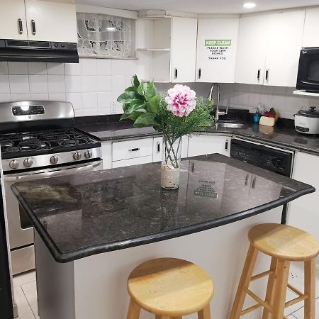 Tidy Private Rooms With Full Kitchen โตรอนโต ภายนอก รูปภาพ
