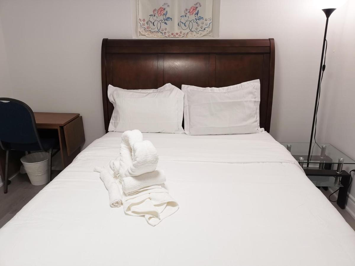Tidy Private Rooms With Full Kitchen โตรอนโต ภายนอก รูปภาพ