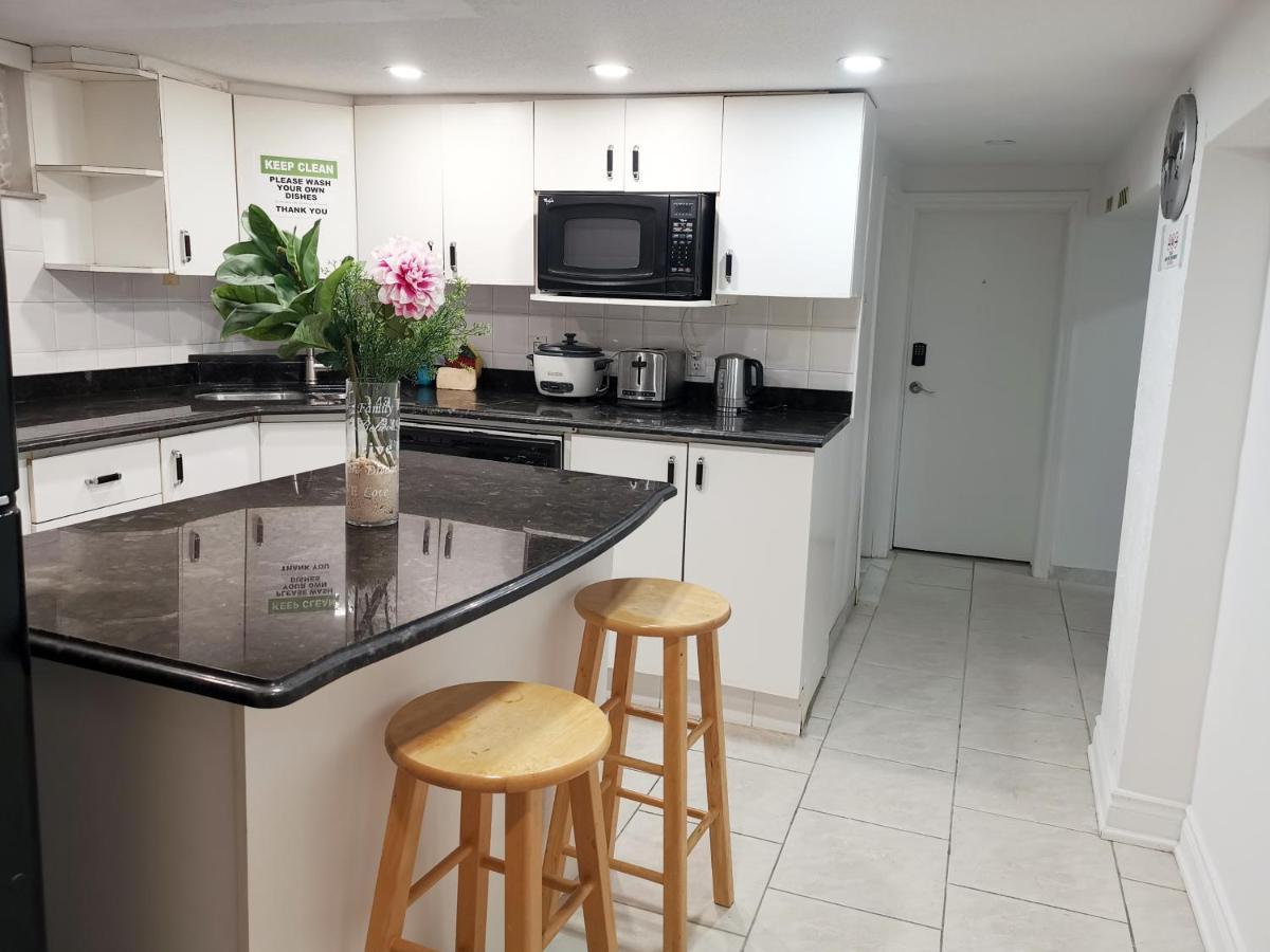 Tidy Private Rooms With Full Kitchen โตรอนโต ภายนอก รูปภาพ