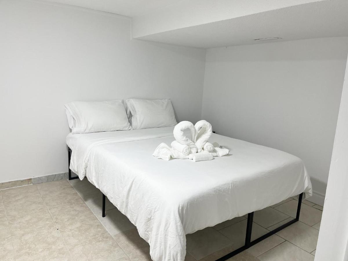 Tidy Private Rooms With Full Kitchen โตรอนโต ภายนอก รูปภาพ