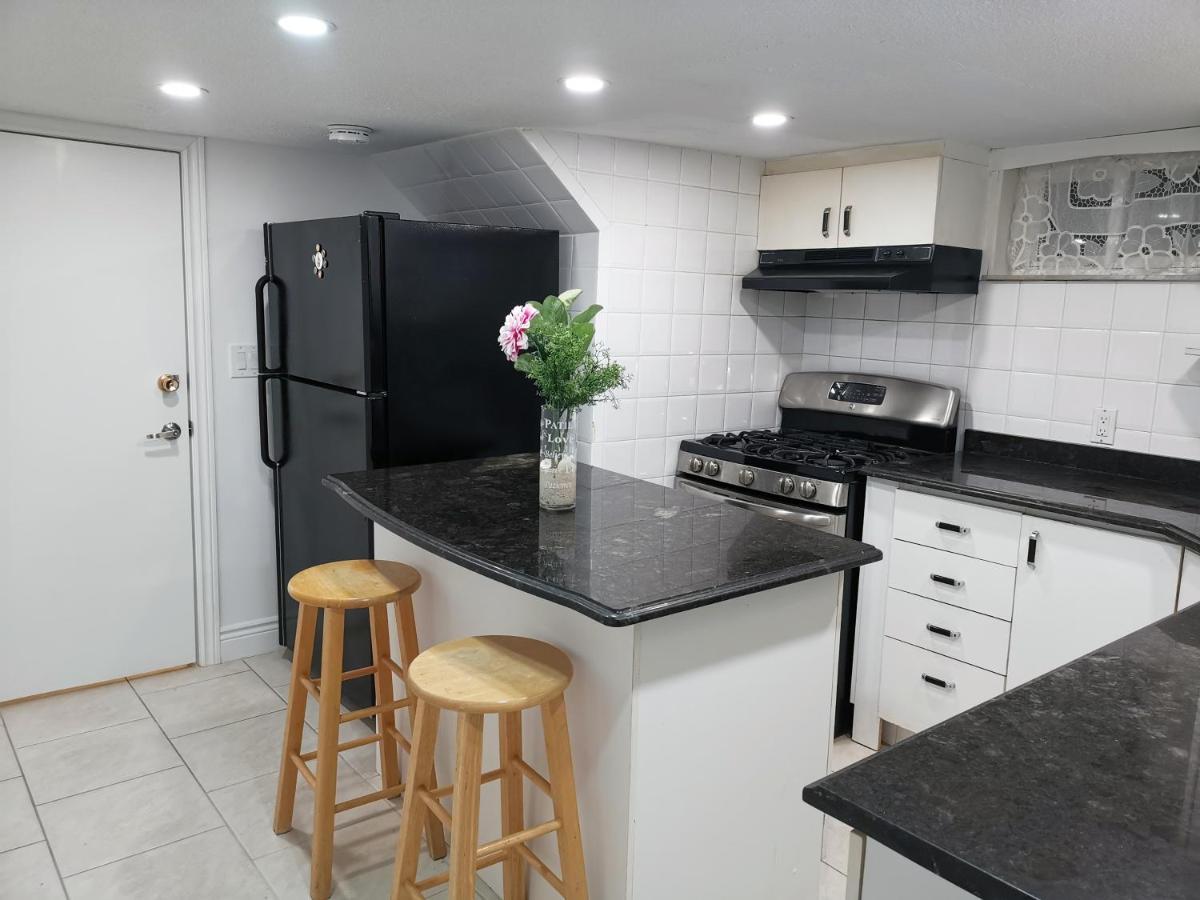 Tidy Private Rooms With Full Kitchen โตรอนโต ภายนอก รูปภาพ