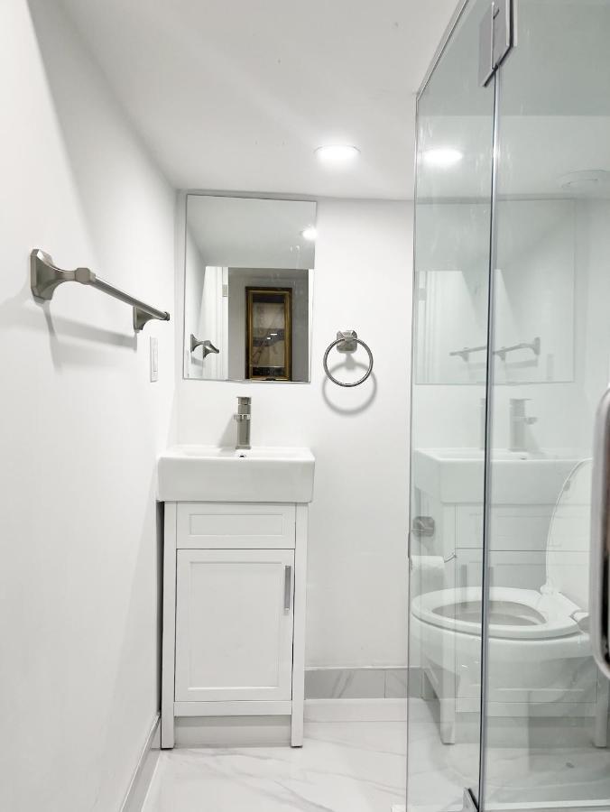 Tidy Private Rooms With Full Kitchen โตรอนโต ภายนอก รูปภาพ