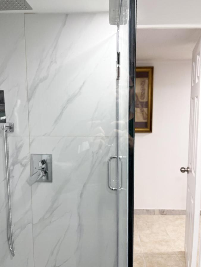 Tidy Private Rooms With Full Kitchen โตรอนโต ภายนอก รูปภาพ